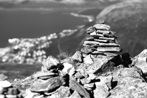 Zwart-wit Noorwegen zen rock torens achtergrond hd