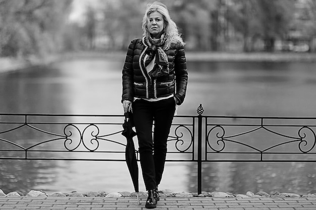 Foto zwart-wit portret van vrouwen van middelbare leeftijd herfst