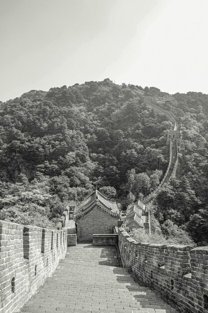 Foto zwart-wit schilderachtig uitzicht op de mutianyu grote muur in beijing