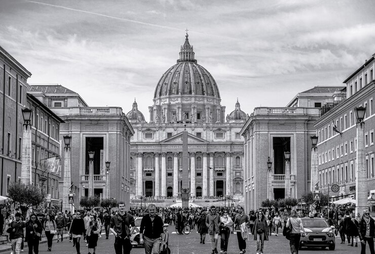 Zwart-wit schilderachtig uitzicht op de Via della Conciliazione en de Sint-Pietersbasiliek
