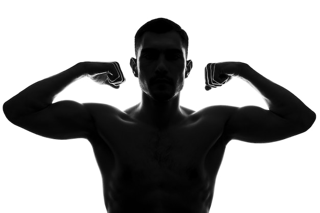 Zwart-wit silhouet, frontaal portret van een man toont biceps op armen met blote torso