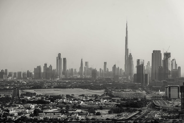 Zwart-wit uitzicht op de skyline van dubai met torens en wolkenkrabbers