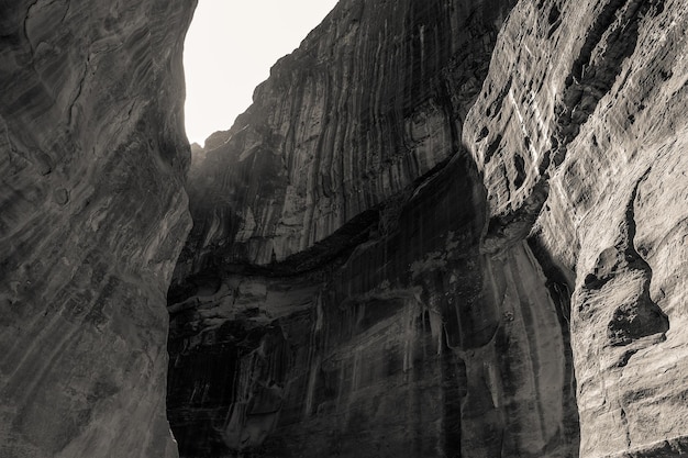 Zwart-wit uitzicht op rotsen en bergen in Petra Jordan