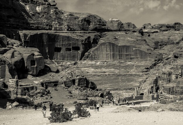 Zwart-wit weergave van Nabatean theater in Petra stad Jordan