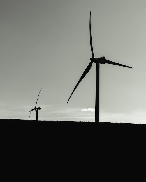 Zwart-witfoto van een windturbine in een veld