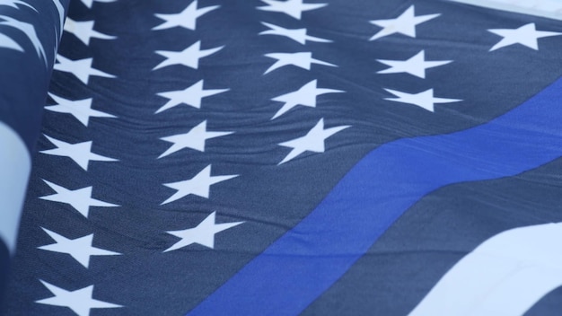 Foto zwart-witte amerikaanse monochrome vlag met blauwe streep of lijnpolitiesteun