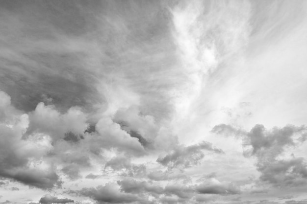 Zwart-witte lucht De achtergrond van de natuur Een mystieke lucht voor een onweersbui