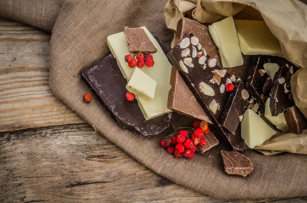 Zwart witte melkchocolade stukjes veel soorten chocolade met diverse toppings en noten