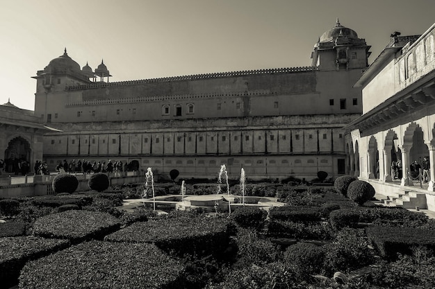 Zwart-witte tuin van Amber Fort in Jaipur, Rajasthan, India