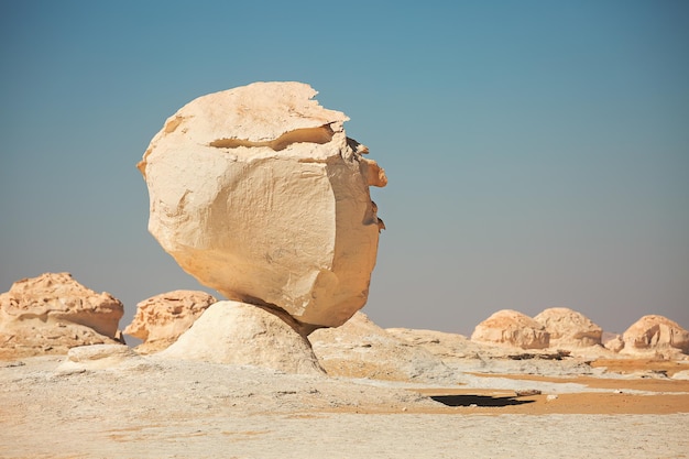 Zwart-witte woestijn bij zonsopgang bahariya egypt