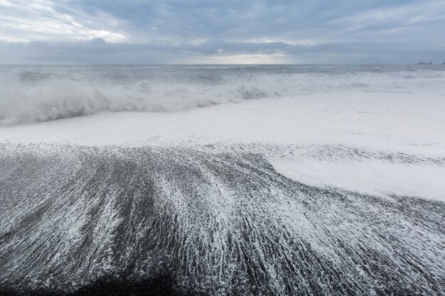 Foto zwart zandstrand ijsland