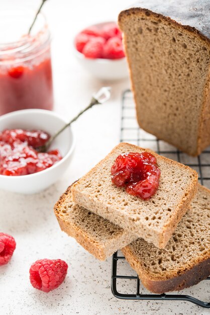 Zwart zelfgebakken brood met jam, selectieve aandacht, close-up