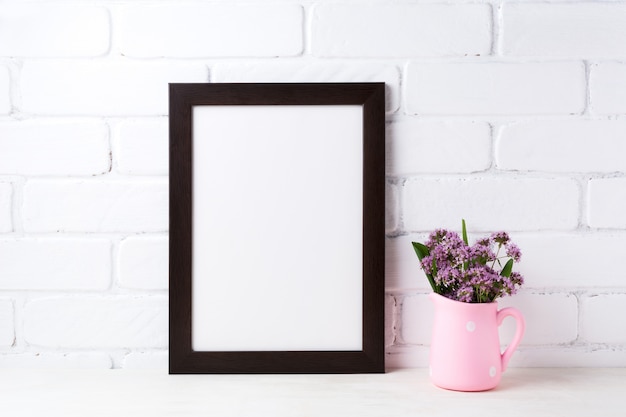 Zwartbruin frame met paarse bloemen in polka dot roze kruik