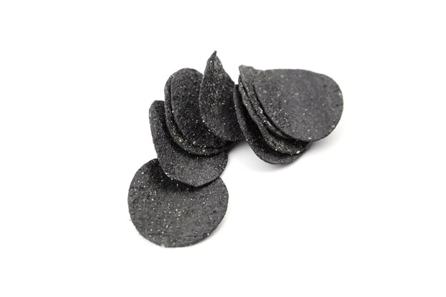 Zwarte aardappelchips geïsoleerd op een witte achtergrond