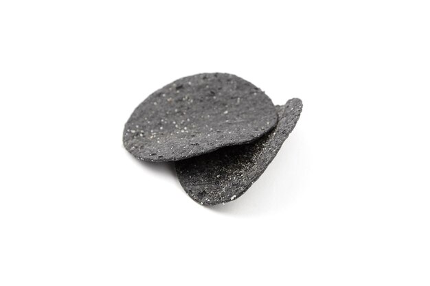 Zwarte aardappelchips geïsoleerd op een witte achtergrond
