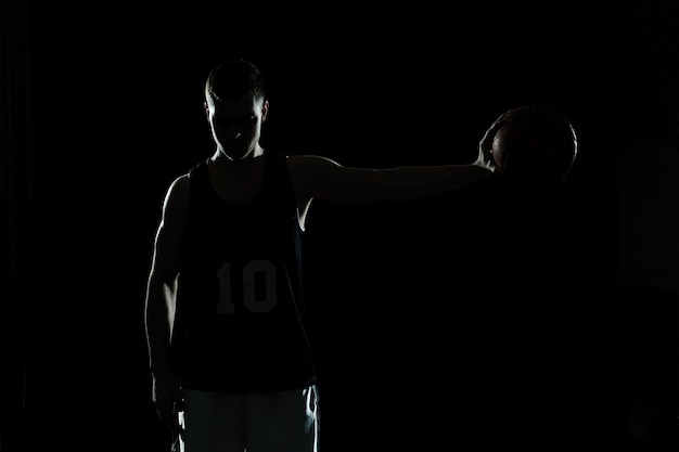 Zwarte achtergrond met basketbalspeler