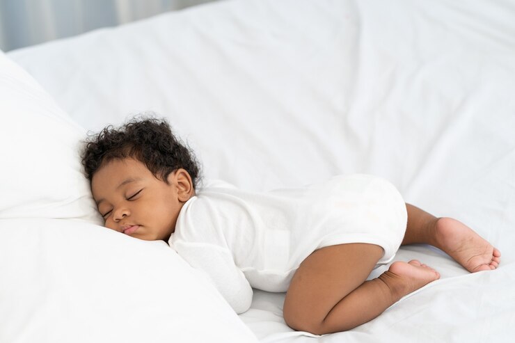Foto zwarte afrikaanse amerikaanse babyslaap op een witte matras.