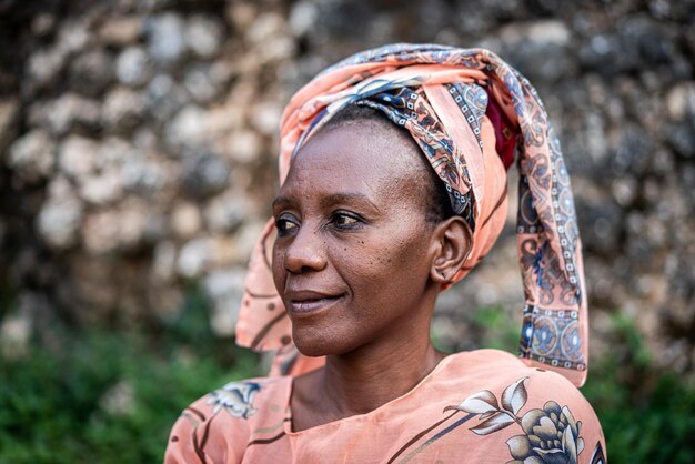 Zwarte afrikaanse senior mooie vrouw met sjaal buitenshuis portret