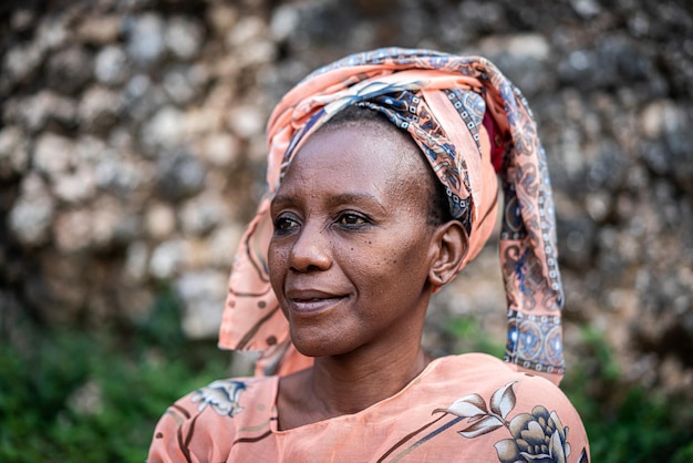 Zwarte afrikaanse senior mooie vrouw met sjaal buitenshuis portret