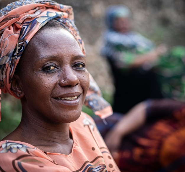 Zwarte Afrikaanse senior mooie vrouw met sjaal buitenshuis portret