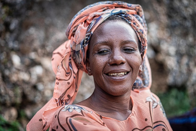 Zwarte Afrikaanse senior mooie vrouw met sjaal buitenshuis portret