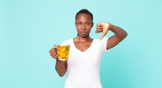 zwarte Afro-Amerikaanse volwassen vrouw en met een pint bier