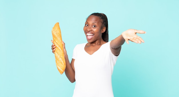 Zwarte Afro-Amerikaanse volwassen vrouw met een stokbrood