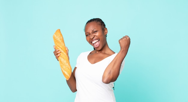 Zwarte afro-amerikaanse volwassen vrouw met een stokbrood