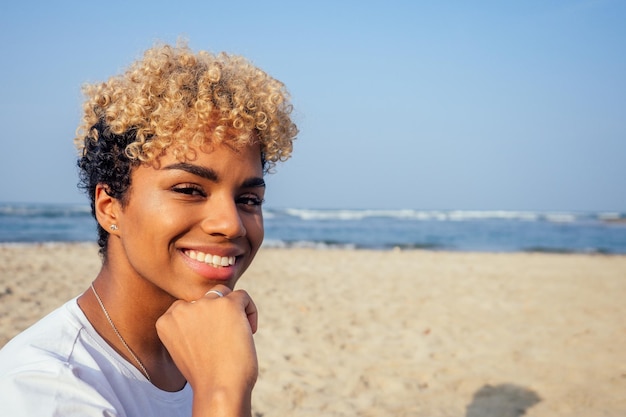 Zwarte afro jong schattig meisje camera kijken en glimlachend copyspase