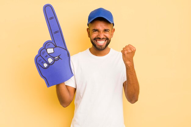 Zwarte afro-man die agressief schreeuwt met een boze uitdrukking nummer één hand concept nummer één hand concept