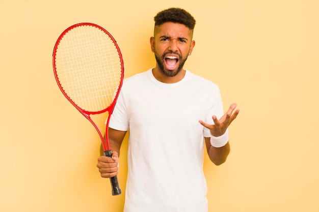 Zwarte afro-man die boos, geïrriteerd en gefrustreerd tennisconcept kijkt