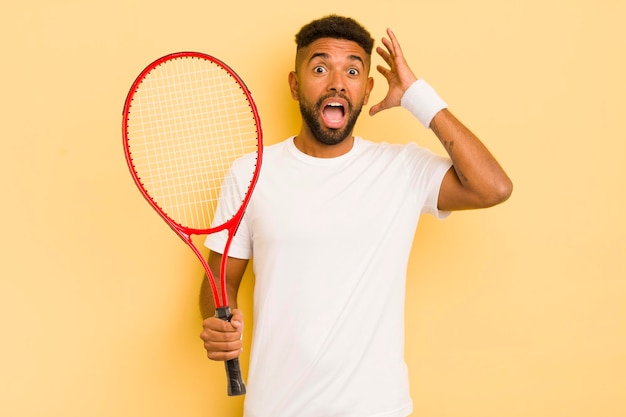 Zwarte afro man schreeuwen met handen omhoog in de lucht tennis concept