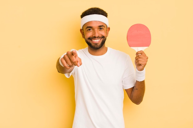 Zwarte afro man wijzend op camera die je pingpong concept kiest