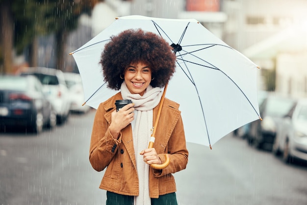 Zwarte afro-paraplu en glimlach voor stadstoerisme of liefde voor regen in de straat buiten Portret van een Afro-Amerikaanse vrouw glimlachend van geluk voor voorbereiding op een regenachtige dag in de stad