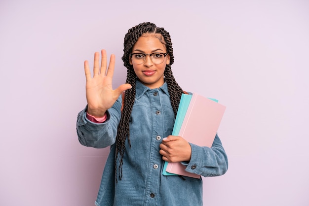 Zwarte afro-vrouw die lacht en er vriendelijk uitziet, met nummer vijf. universitair studentenconcept