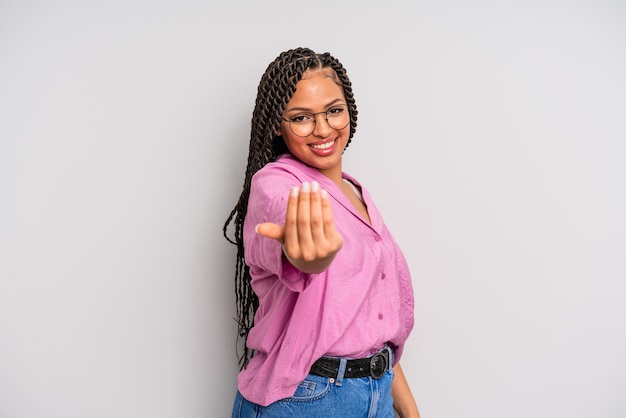 Zwarte afro-vrouw die zich gelukkig, succesvol en zelfverzekerd voelt, een uitdaging aangaat en zegt kom maar op! of je verwelkomen