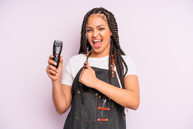 Zwarte afro-vrouw die zich gelukkig voelt en een uitdaging aangaat of het concept van een kapperszaak viert