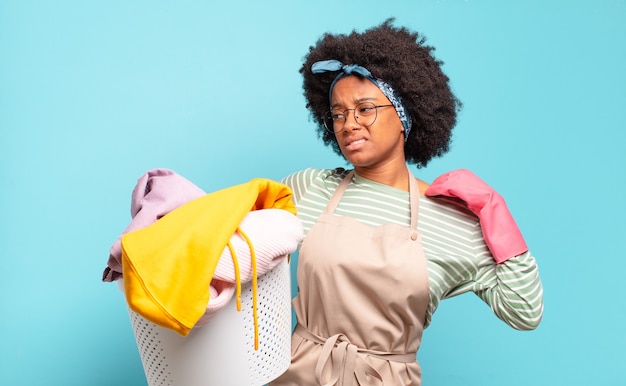 Zwarte afro-vrouw die zich gestrest voelt