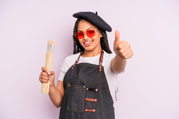 zwarte afro-vrouw die zich trots voelt, positief glimlacht met duimen omhoog. artiest concept