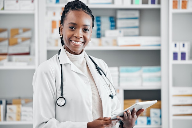 Zwarte apothekersportret en tablet voor pillenvoorraad en gezondheidsgegevens voor wellness Gelukkig apotheekmedewerker en glimlach van een farmaceutisch adviseur met technologie klaar voor online opslagtaak