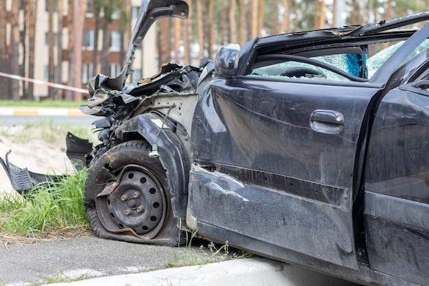 Zwarte auto na een vreselijk ongeval aan de kant van de weg Frontale en zijdelingse botsing Levensverzekering