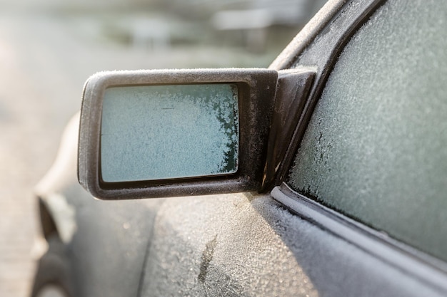 Zwarte auto passagierszijde van de bevroren spiegel Eerste vorst