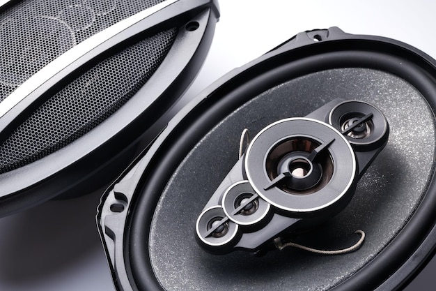 Zwarte auto sound speakers close-up op een witte achtergrond audiosysteem harde bas subwoofer