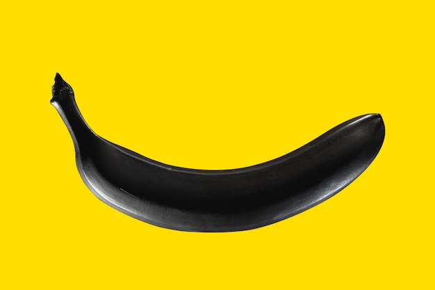 Zwarte banaan op een gele achtergrond