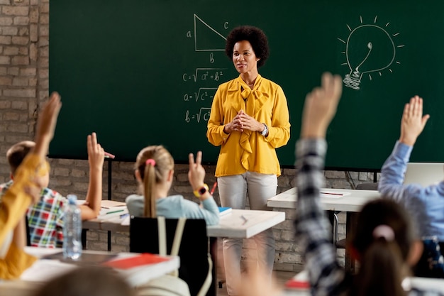 Zwarte basisschoolleraar die een klas in de klas houdt