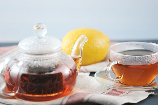 Zwarte Bayh-thee met citroen in glastheepot
