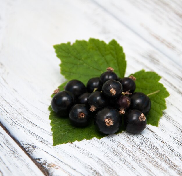 Foto zwarte bessen op de houten tafel