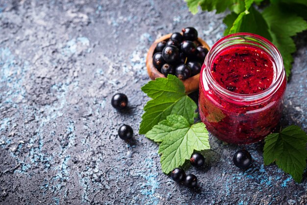 Zwarte bessenjam in kruik