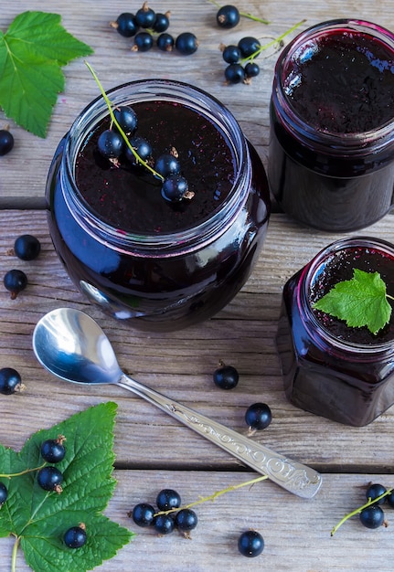 Zwarte bessenjam op een houten achtergrond, mening van hierboven