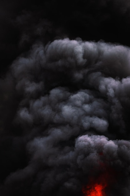 Zwarte bewegingswolken van sterke vuurrook bedekte lucht